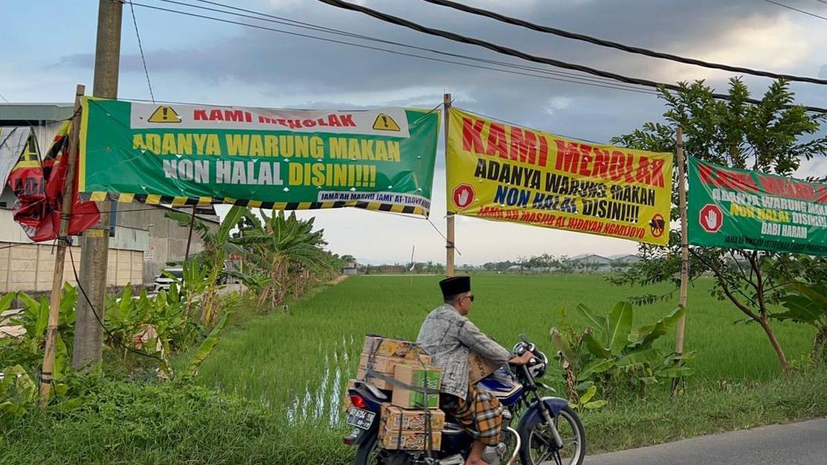 warung-makan-non-halal-terpasang-di-jalan-raya-dekat-warung-Mie-dan-Babi.jpg