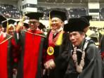 AHMAD-SAHRONI-WISUDA-Ahmad-Sahroni-diajak-foto-bareng-hadirin-saat-wisuda-S3.jpg