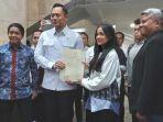 Agus-Harimurti-Yudhoyono-AHY-menyerahkan-sertifikat-tanah-milik-Nirina-Zubir.jpg