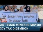 Aksi-unik-emak-emak-demo-Jokowi-minta-IG-Mayor-Teddy-jangan-digembok.jpg