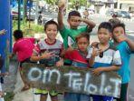 Anak-anak-kecil-membawa-papan-bertuliskan-Om-telolet.jpg