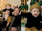 Baby-Agham-anak-Via-Vallen-dan-Chevra-Yolandi-menjalani-tedak-sinten-yang-dihadiri-keluarga.jpg