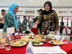 Bupati-Klaten-Sri-Mulyani-meninjau-hasil-olahan-masakan.jpg