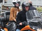 Emma-Watson-naik-motor-saat-pergi-meninggalkan-acara-Paris-Fashion-Week.jpg