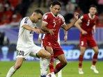 Gelandang-Indonesia-Marselino-Ferdinan-7-berebut-bola-dengan.jpg
