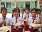 Ilustrasi-siswa-SD-di-Indonesia-bahagia-mendapatkan-makan-gratis.jpg
