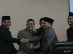 Iyus-Gusmana-kanan-foto-berpeci-tukang-urut-yang-menjadi-anggota-legislatif.jpg
