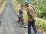 Jalan-di-desa-Gentinggunung-Sukorejo-Kendal-Jawa-Tengah-yang-viral-karena-aspalnya-ambyar.jpg