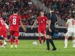 Jay-Idzes-sedang-menguasai-bola-saat-laga-grup-F-babak-Kualifikasi.jpg