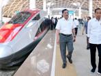 Joko-Widodo-dan-Luhut-Binsar-Pandjaitan-berjalan-di-samping-kereta-cepat-Whoosh-di-Sta.jpg