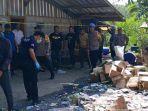 Kondisi-TKP-penjual-Miras-Oplosan-dipasangi-garis-polisi-usai-dirusak-massa.jpg