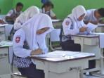 Kunci-Jawaban-Bahasa-Indonesia-Kelas-9-Halaman-16-Simaklah-Lagu-Dengan-Tenang-Tanpa-Mencatat.jpg