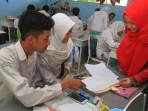 Kunci-Jawaban-Latihan-Soal-TKA-Bahasa-Indonesia-Kelas-12-Maksud-Larik-Pertama-Puisi-Tersebut-Adalah.jpg