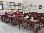 Kunci-Jawaban-Matematika-kelas-4-Halaman-27-Helen-Membantu-Ibu-Menjual-Makanan-Ringan-Di-Warung.jpg