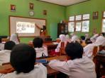 Kunci-Jawaban-Soal-Fikih-Kelas-2-MI-Semester-2-Shalat-Yang-Dilakukan-Oleh-Dua-Orang-Atau-Lebih.jpg