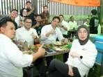 Menkeu-Purbaya-menyantap-makan-siang-di-sebuah-warung-kaki-lima.jpg