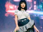 Momen-Lucinta-Luna-saat-berjalan-di-catwalk-fashion-show-HW-Group.jpg