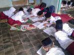 Murid-Sekolah-Dasar-Negeri-SDN-Tamanggung-Kampung-Magelang-Tasikmalaya-belajar-di-lantai.jpg