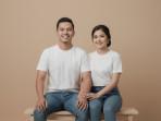 PROMPT-AI-Prompt-Gemini-AI-foto-pasangan-dengan-gaya-kasual-di-studio-foto.jpg