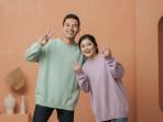 PROMPT-AI-Prompt-Gemini-AI-foto-pasangan-di-studio-foto-dengan-gaya-Korea.jpg