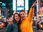PROMPT-FOTO-AI-Prompt-foto-AI-jalan-jalan-di-Times-Square-New-York.jpg