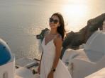 PROMPT-FOTO-AI-Prompt-foto-AI-liburan-di-Santorini-Yunani.jpg