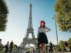 PROMPT-FOTO-AI-Prompt-foto-AI-liburan-ke-Menara-Eiffel-di-Paris.jpg