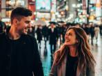 PROMPT-FOTO-AI-Prompt-foto-AI-pasangan-di-jalanan-Shibuya-Jepang-yang-ikonik.jpg