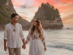 PROMPT-FOTO-AI-Prompt-foto-AI-prewedding-bergaya-bohemian-di-Pantai-Parangtritis.jpg