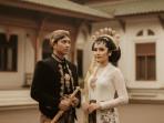 PROMPT-FOTO-AI-Prompt-foto-AI-prewedding-di-Kraton-Yogyakarta.jpg
