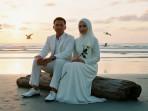 PROMPT-FOTO-AI-Prompt-foto-AI-prewedding-di-pantai-di-kala-senja.jpg