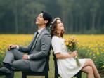 PROMPT-FOTO-AI-Prompt-foto-AI-prewedding-romantis-di-kebun-bunga.jpg