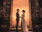 PROMPT-FOTO-AI-Prompt-foto-AI-prewedding-sinematik-di-Candi-Ratu-Boko.jpg