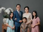 PROMPT-FOTO-AI-Prompt-foto-AIkeluarga-di-studio-foto-klasik.jpg