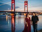 PROMPT-FOTO-AI-Prompt-foto-AIprewedding-dengan-latar-belakang-Jembatan-Ampera.jpg