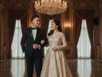 PROMPT-FOTO-AI-Prompt-foto-AIprewedding-dengan-tema-glamor-di-ballroom.jpg