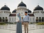 PROMPT-FOTO-AI-Prompt-foto-AIprewedding-di-halaman-Masjid-Raya-Baiturrahman-Aceh.jpg