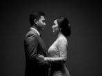 PROMPT-FOTO-AI-Prompt-foto-AIprewedding-hitam-putih-di-studio.jpg