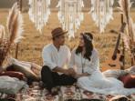 PROMPT-FOTO-AI-Prompt-foto-AIprewedding-tema-bohemian-di-padang-rumput.jpg