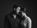 PROMPT-FOTO-AI-Prompt-foto-AIprewedding-tema-hitam-putih-artistik.jpg