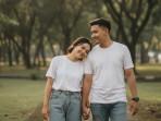 PROMPT-FOTO-AI-Prompt-foto-AIprewedding-tema-kasual-outdoor.jpg