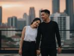 PROMPT-FOTO-AI-Prompt-foto-AIprewedding-tema-modern-minimalis-di-rooftop.jpg