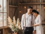 PROMPT-FOTO-AI-Prompt-foto-AIprewedding-tema-rustic-di-gudang-tua.jpg
