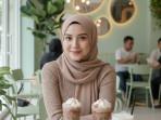 PROMPT-FOTO-AI-Prompt-foto-AIulang-tahun-di-kafe.jpg