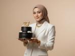 PROMPT-FOTO-AI-Prompt-foto-AIulang-tahun-glamor-dengan-jas-dan-perhiasan.jpg