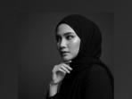PROMPT-FOTO-AI-Prompt-foto-AIwanita-berhijab-bergaya-hitam-putih.jpg