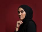 PROMPT-FOTO-AI-Prompt-foto-AIwanita-berhijab-bergaya-model-majalah-berlatar-merah.jpg