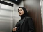 PROMPT-FOTO-AI-Prompt-foto-AIwanita-berhijab-dengan-gaya-elegan-di-dalam-lift.jpg