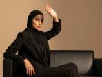 PROMPT-FOTO-AI-Prompt-foto-AIwanita-berhijab-dengan-gaya-elegan-pakai-jas-duduk-di-sofa.jpg