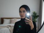 PROMPT-FOTO-AI-Prompt-foto-AIwanita-berhijab-dengan-gaya-mirror-selfie-dengan-flash.jpg